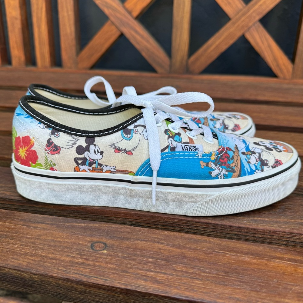 Disney Aloha Vans women’s size 6